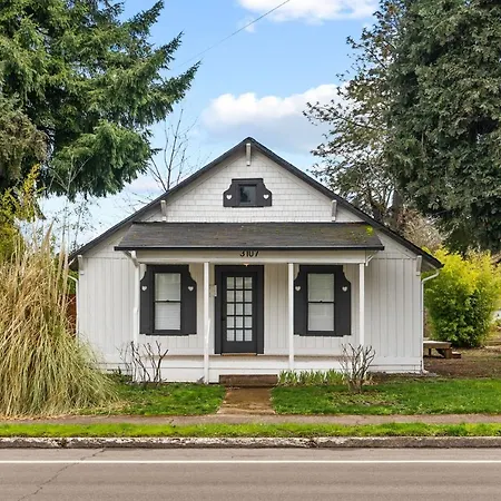 2-Bedroom Bungaloo Nestled Close To Urban Centers